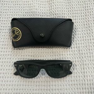 Rayban New Wayfarer 2132- Matte black with green lenses